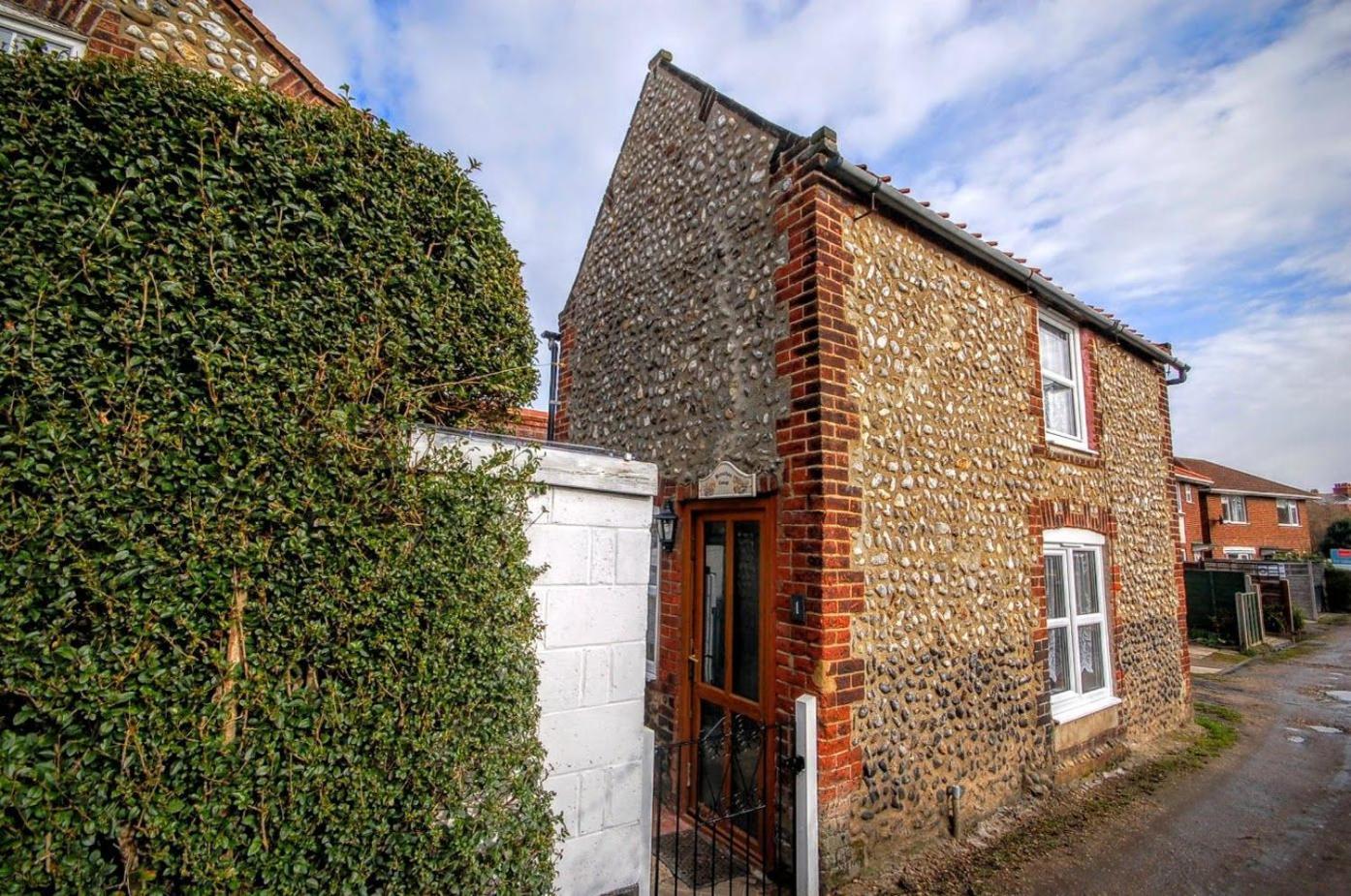 Дом отдыха Brantham Cottage, - Short Breaks Available Year Шерингем